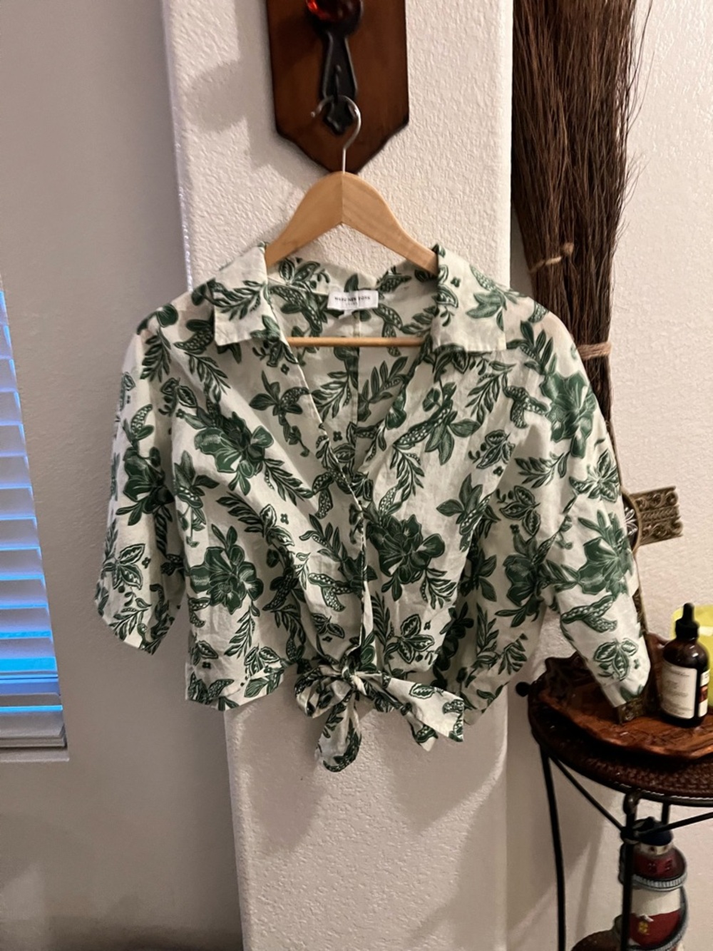 Marc New York White Button-Front Tie-Hem Top with Green Leaf Print